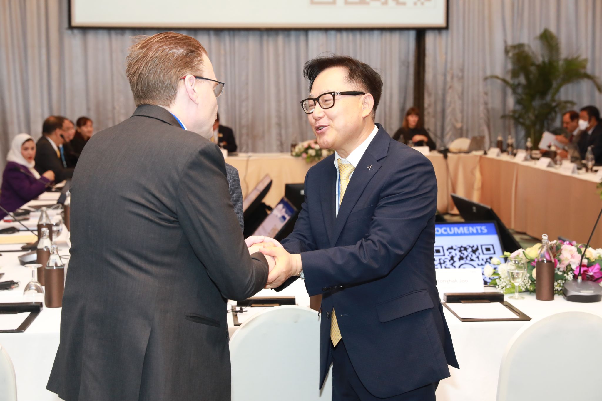 IOI President Chris Field PSM and Chairman of the Seoul Metropolitan Government Citizens’ Ombudsman Commission, Joo Yong-hak at the 2023 Asia Region meeting of the IOI.